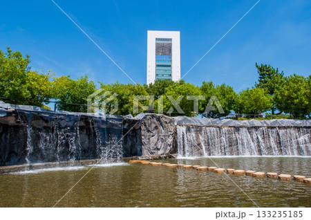霞港公園の滝と四日市港ポートビル（三重県 四日市市 霞） 133235185