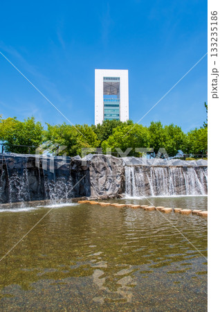 霞港公園の滝と四日市港ポートビル（三重県 四日市市 霞） 133235186