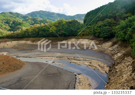 水のない島根布部ダムの様子 水のない島根布部ダムの様子 133235337