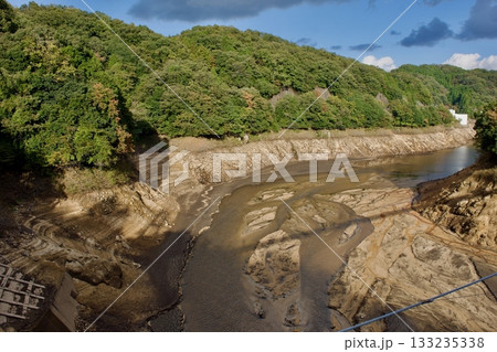 水のない島根布部ダムの様子 133235338