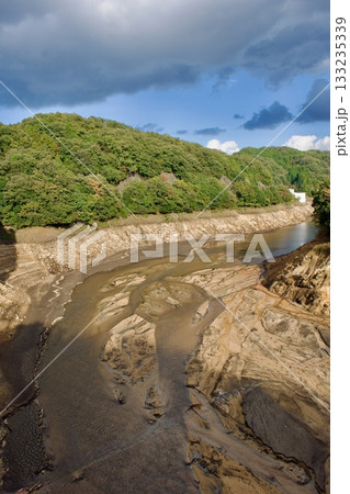 水のない島根布部ダムの様子 133235339