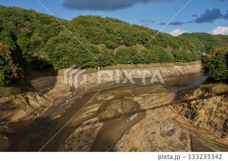 水のない島根布部ダムの様子 水のない島根布部ダムの様子 133235342