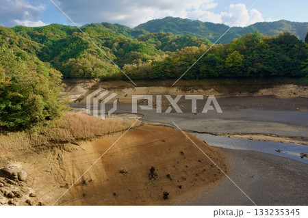 水のない島根布部ダムの様子 133235345