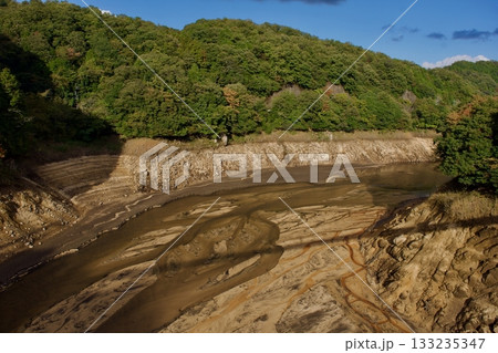 水のない島根布部ダムの様子 133235347