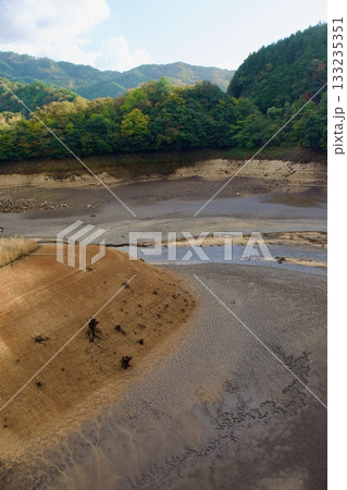 水のない島根布部ダムの様子 133235351