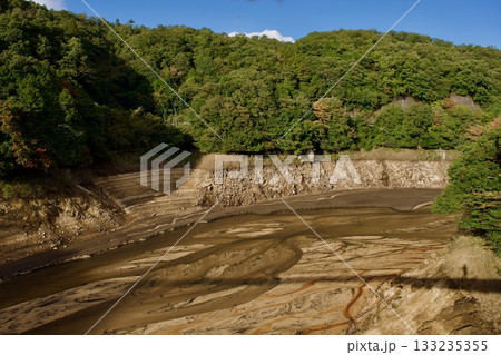 水のない島根布部ダムの様子 133235355