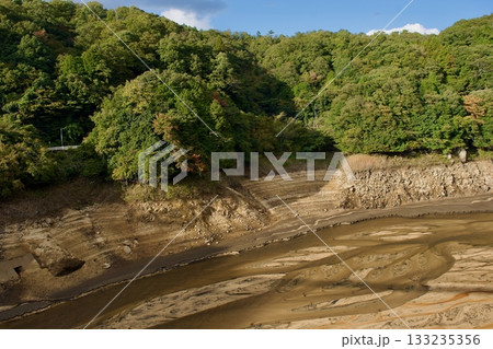 水のない島根布部ダムの様子 水のない島根布部ダムの様子 133235356