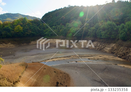 水のない島根布部ダムの様子 水のない島根布部ダムの様子 133235358
