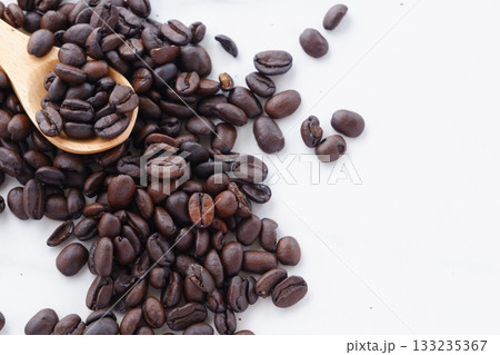 コーヒー豆 - 焙煎したばかりで香りのよいコーヒー豆 133235367