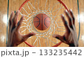 リング真上から見下ろしたバスケットボールと手の構図 133235442