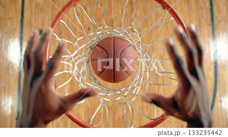 リング真上から見下ろしたバスケットボールと手の構図 133235442