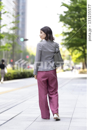 街を歩く30代のビジネスウーマン 133235577