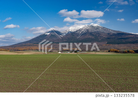 初冠雪の前富良野岳 初冠雪の前富良野岳 133235578