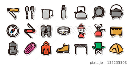 キャンプ道具とアウトドアギアの手描きイラストステッカーセット　登山、野外活動グッズのベクター素材 133235598