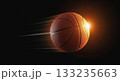 黒背景にスピード感のあるバスケットボールと光の軌跡 133235663