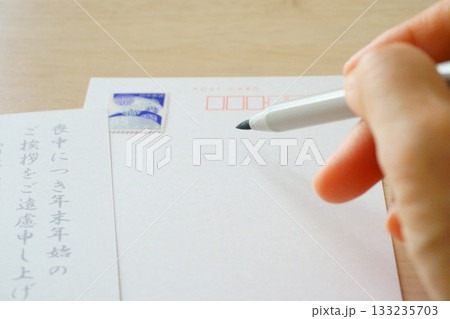 喪中ハガキを筆ペンで書くイメージ 喪中ハガキを筆ペンで書くイメージ 133235703