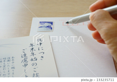 喪中はがきを筆ペンで書くイメージ 喪中はがきを筆ペンで書くイメージ 133235711