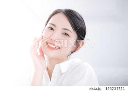 白シャツで清潔感あふれる若い女性の笑顔とスキンケア・美肌の美容ビューティー クローズアップカメラ目線 白シャツで清潔感あふれる若い女性の笑顔とスキンケア・美肌の美容ビューティー クローズアップカメラ目線 133235751
