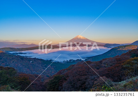 【神奈川県】紅葉が美しい箱根大観山から、芦ノ湖の雲海と富士山 夜明け 【神奈川県】紅葉が美しい箱根大観山から、芦ノ湖の雲海と富士山 夜明け 133235761