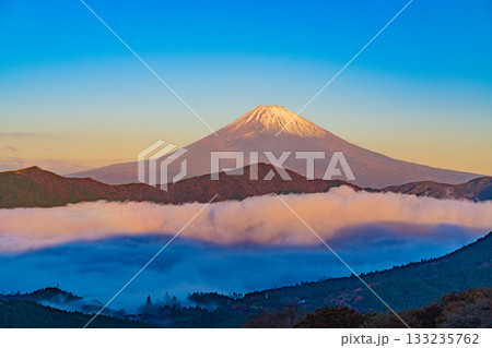 【神奈川県】紅葉が美しい箱根大観山から、芦ノ湖の雲海と富士山　夜明け 133235762