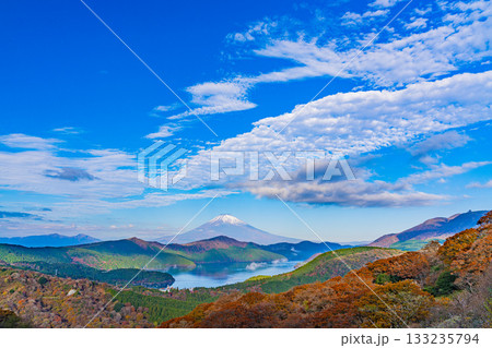 【神奈川県】紅葉が美しい箱根大観山から、芦ノ湖の向こうに富士山 【神奈川県】紅葉が美しい箱根大観山から、芦ノ湖の向こうに富士山 133235794