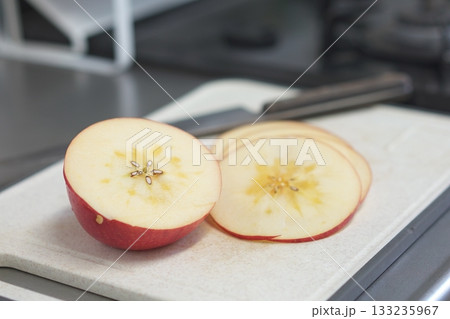 まな板の上のスターカットしたリンゴ 133235967