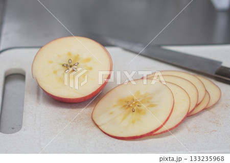 まな板の上のスターカットしたリンゴ 133235968