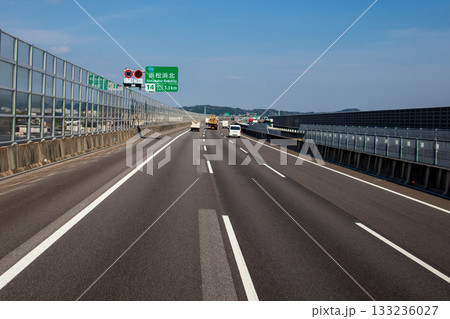 新東名高速道路の浜松浜北インター出口の手前 新東名高速道路の浜松浜北インター出口の手前 133236027