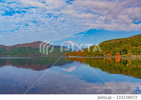 【神奈川県】紅葉が美しい元箱根・湖面に映る富士山 133236072