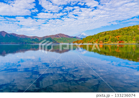【神奈川県】紅葉が美しい元箱根・湖面に映る富士山 【神奈川県】紅葉が美しい元箱根・湖面に映る富士山 133236074