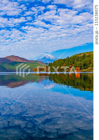 【神奈川県】紅葉が美しい元箱根・湖面に映る富士山 【神奈川県】紅葉が美しい元箱根・湖面に映る富士山 133236075