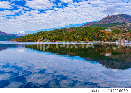 【神奈川県】紅葉が美しい元箱根・湖面に映る富士山 133236079