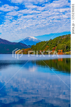 【神奈川県】紅葉が美しい元箱根・湖面に映る富士山 【神奈川県】紅葉が美しい元箱根・湖面に映る富士山 133236081