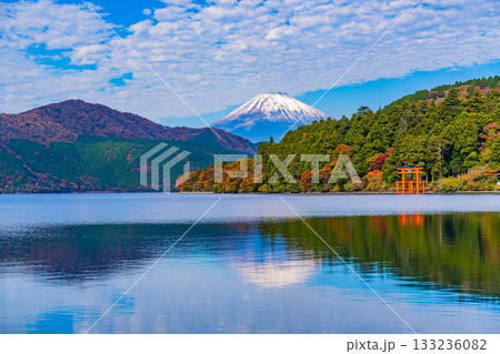 【神奈川県】紅葉が美しい元箱根・湖面に映る富士山 133236082