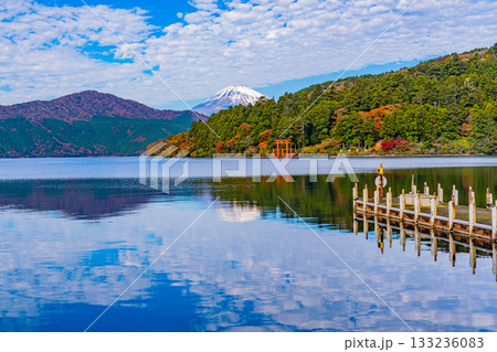 【神奈川県】紅葉が美しい元箱根・湖面に映る富士山 133236083