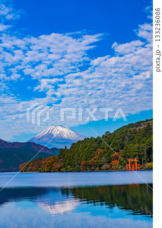 【神奈川県】紅葉が美しい元箱根・湖面に映る富士山 133236086