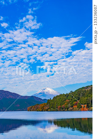 【神奈川県】紅葉が美しい元箱根・湖面に映る富士山 【神奈川県】紅葉が美しい元箱根・湖面に映る富士山 133236087