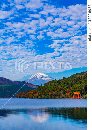 【神奈川県】紅葉が美しい元箱根・湖面に映る富士山 133236088
