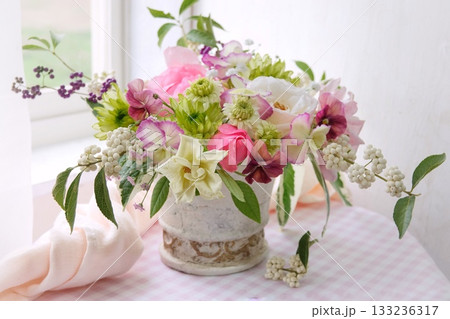 窓辺にフラワーアレンジメント 133236317