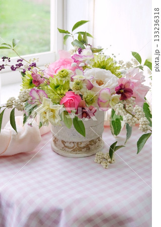 窓辺にフラワーアレンジメント 133236318