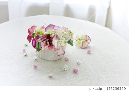 窓辺にパンジー 133236320