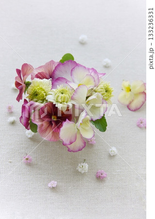 窓辺にパンジー 133236331