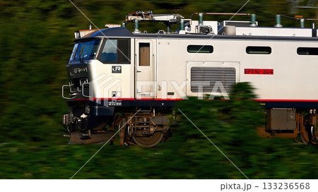 鹿児島本線を力走するJR貨物のEF510形電気機関車 133236568