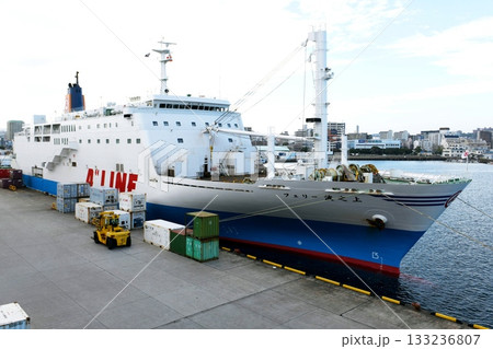 【鹿児島市　鹿児島新港「奄美沖縄フェリーターミナル」フェリー波之上の全様】 133236807