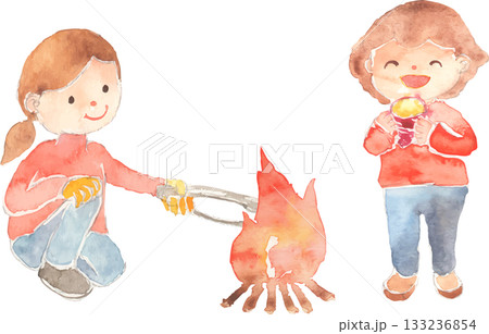 水彩で描いた焚火と焼き芋のイラスト ベクター 水彩で描いた焚火と焼き芋のイラスト ベクター 133236854