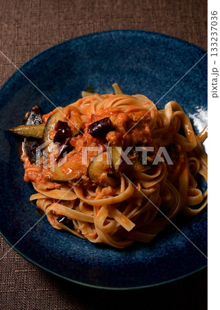 ナスとツナのトマトソースパスタ 133237036
