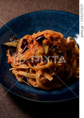 ナスとツナのトマトソースパスタ 133237037
