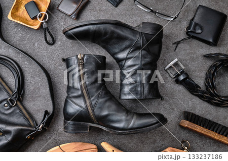 コンクリートの上のサイドジップブーツと小物 コンクリートの上のサイドジップブーツと小物 133237186