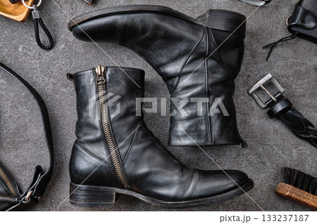 コンクリートの上のサイドジップブーツと小物 133237187