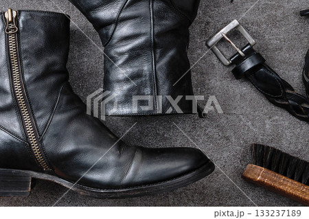 コンクリートの上のサイドジップブーツと小物 133237189